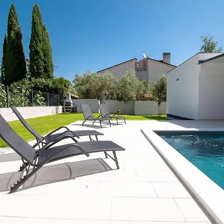 Insieme 2 In Pula,istrien Villa *