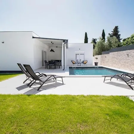 Insieme 2 In Pula,istrien Villa *